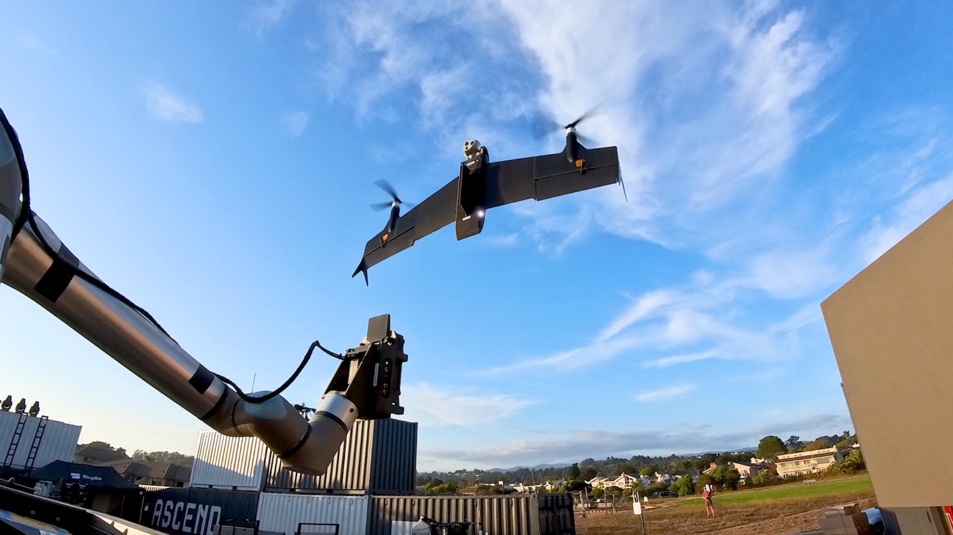 Skydio F10 Lightrunner drón a MegaDock robotkaros indítórendszerén. Kép: Skydio.