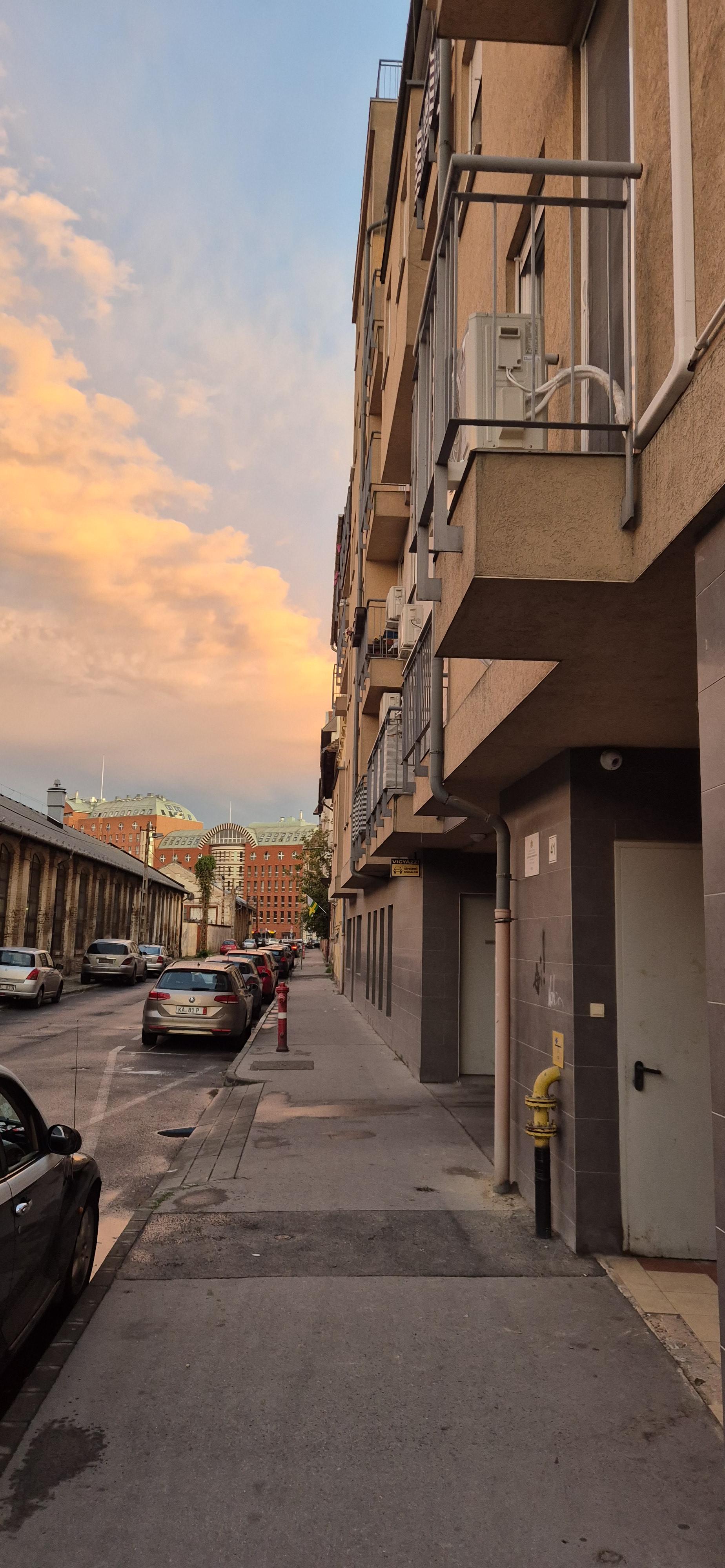 Járda a társasház mentén a Dobozi utcában