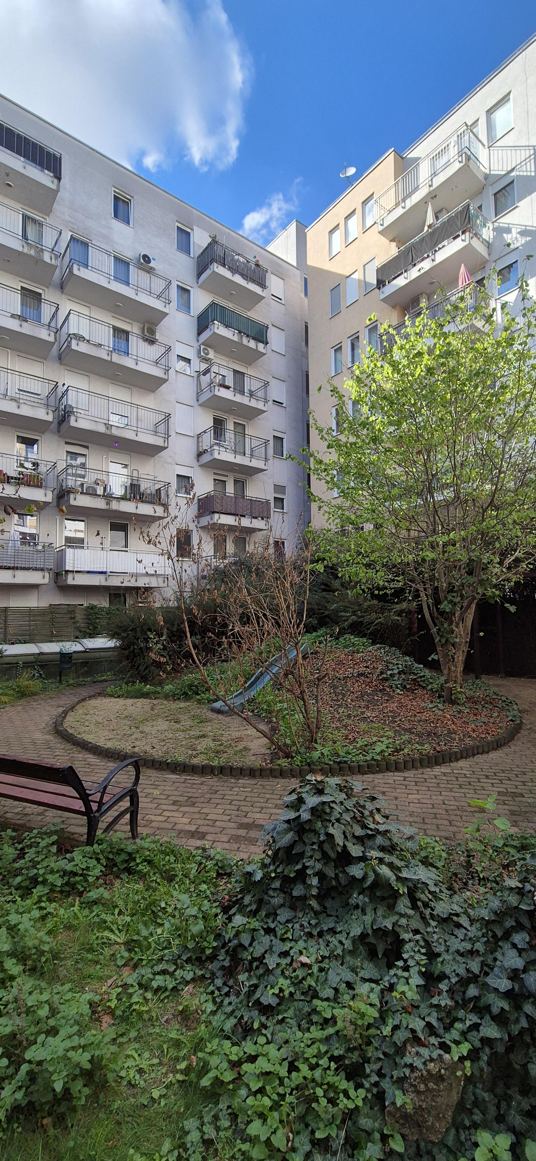 Belső udvar közös kerttel a társasház épületszárnyai között