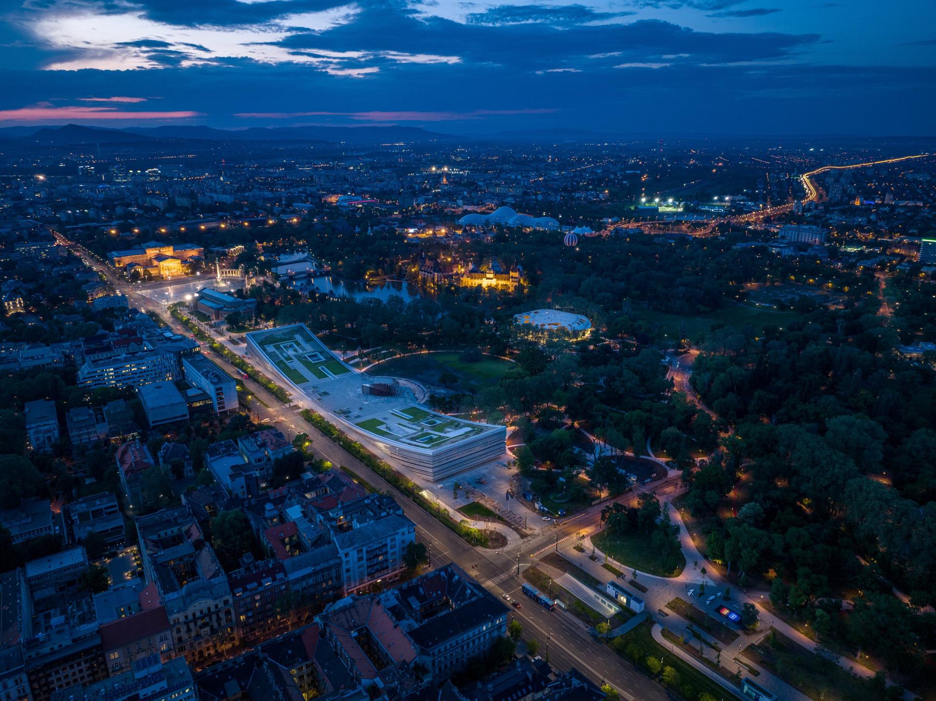 A Városliget esti fényei madártávlatból (Fotó: Liget Budapest / Palkó György)