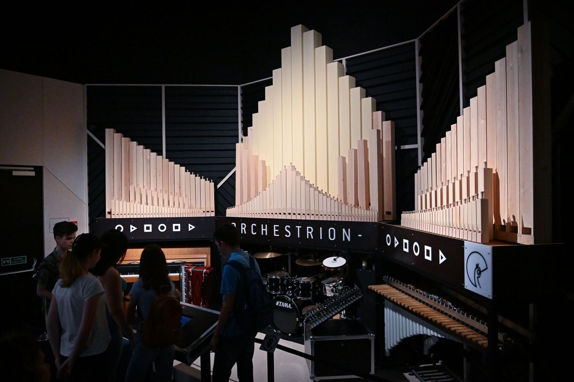 Látogatók az orchestrion előtt a Magyar Zene Háza kiállításán (Fotó: Liget Budapest / Hajdu János)