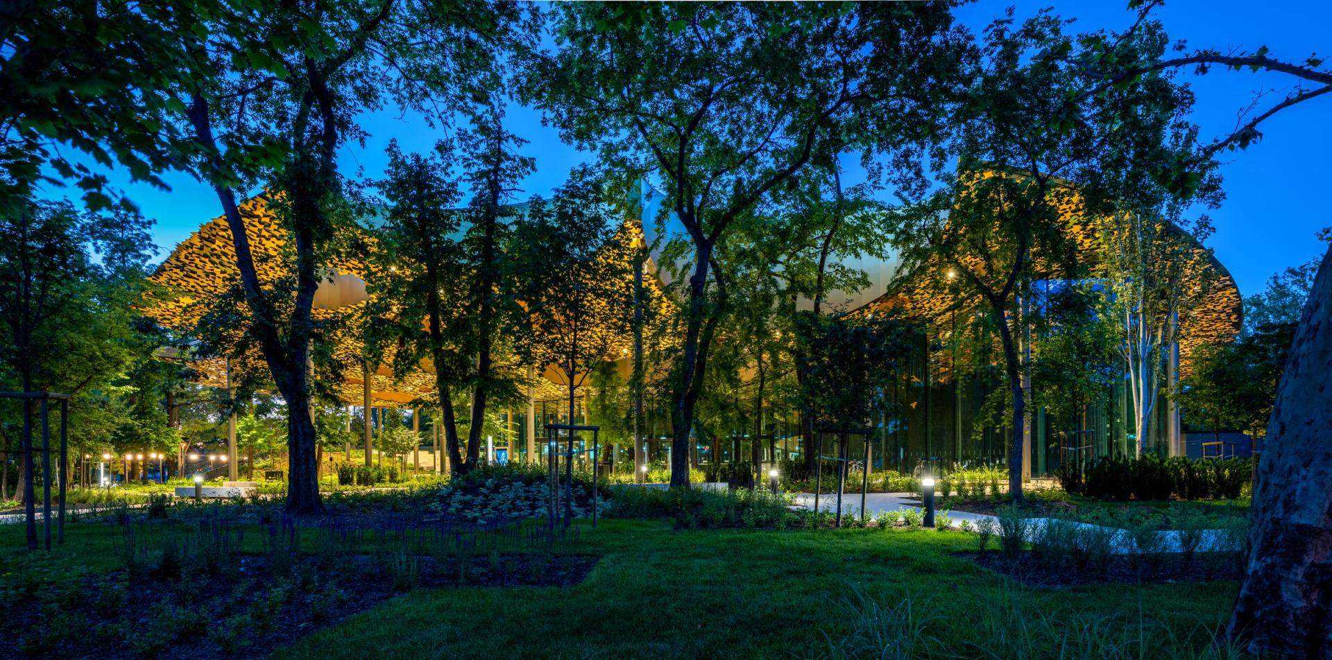 A Magyar Zene Háza esti fényei a park fái mögött (Fotó: Liget Budapest / Palkó György)