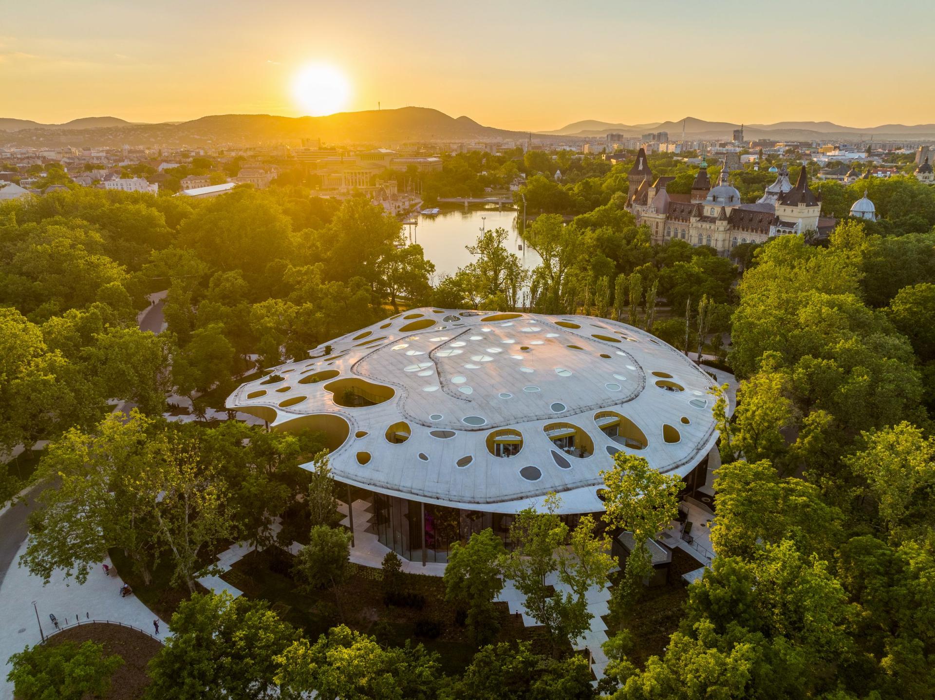 A Magyar Zene Háza madártávlatból, napfelkeltében a Városliget felett (Fotó: Liget Budapest / Palkó György)